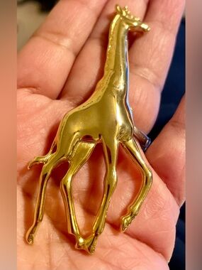 Gold Tone Giraffe Brooch Pin